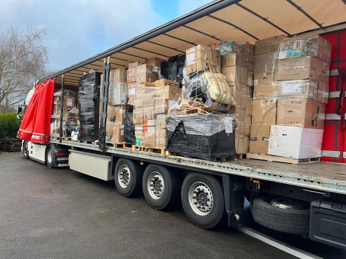 Convoi humanitaire chargement